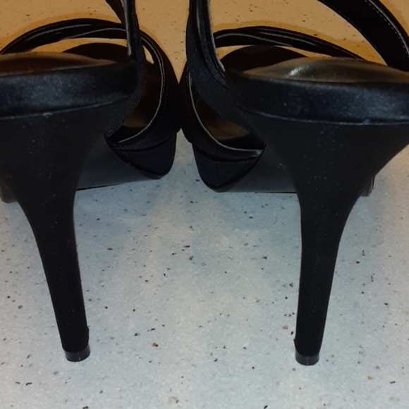 Kelly &Katie - Picture 4 of 8